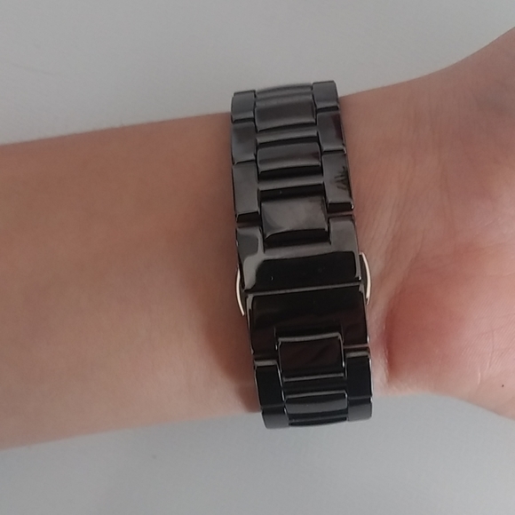 Women watch - Picture 2 of 4